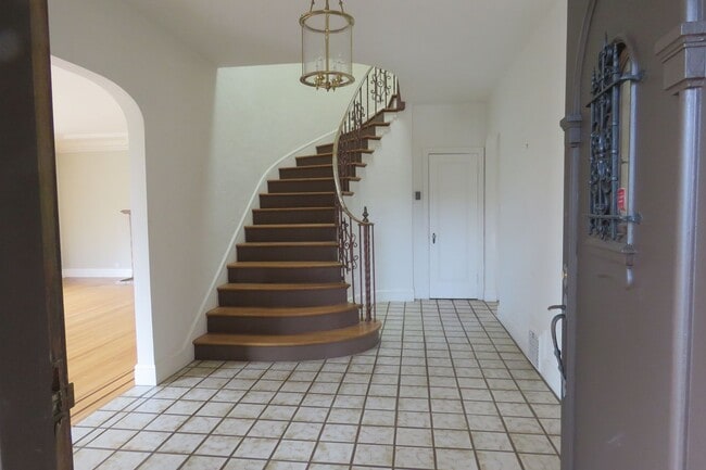 Building Photo - Elegant 4 bedroom House  with bonuses
