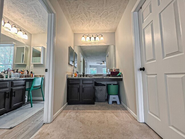 Building Photo - Beautiful and Spacious 4 Bedroom 2.5 Bathroom Home Sitting on Extensive Lot In Desired Xanadu Est...