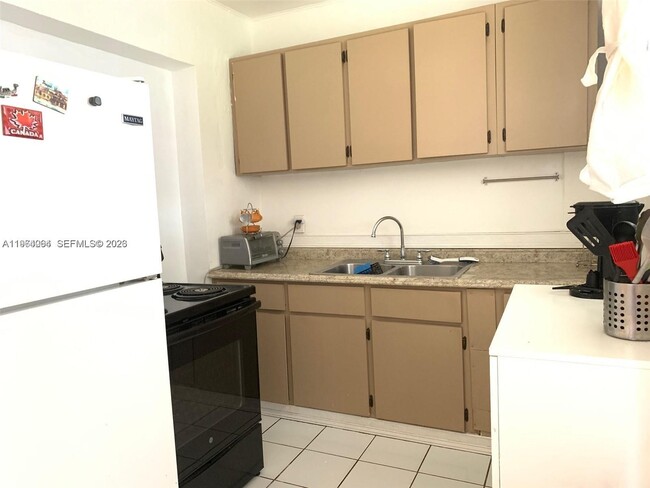 Building Photo - 2131 Arthur St