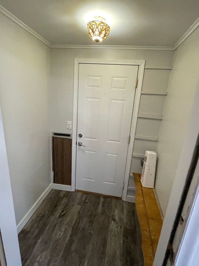 Building Photo - 2 Bedroom, 1 Bath Upstairs Unit for Rent