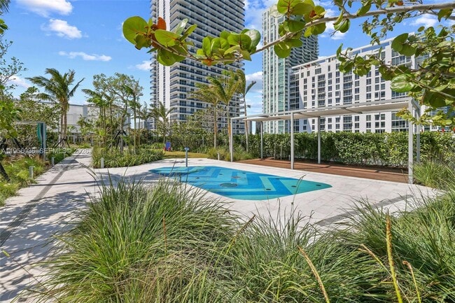 Building Photo - 700 NE 26th Terrace