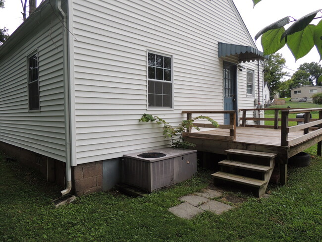 Building Photo - 2 Bed, 1 Bath house w/ large level yard an...