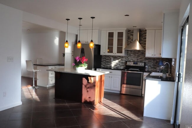 Building Photo - Benicia's 3 Bedrooms & 2.5 Bathrooms Townhouse, Water/Sewer/Trash Paid by HOA