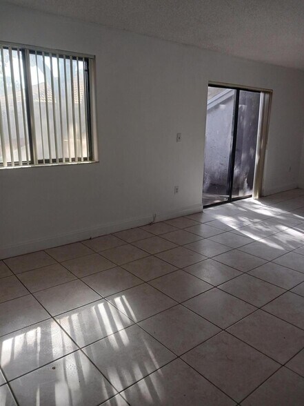 Building Photo - 3187 Coral Lake Dr