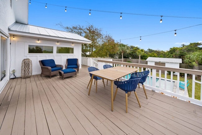 Building Photo - 501 Dolphin St