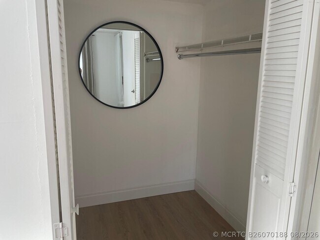 Building Photo - 2851 Somerset Dr