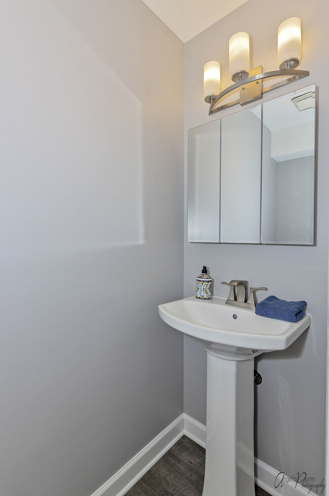 Building Photo - 511 Le Parc Cir