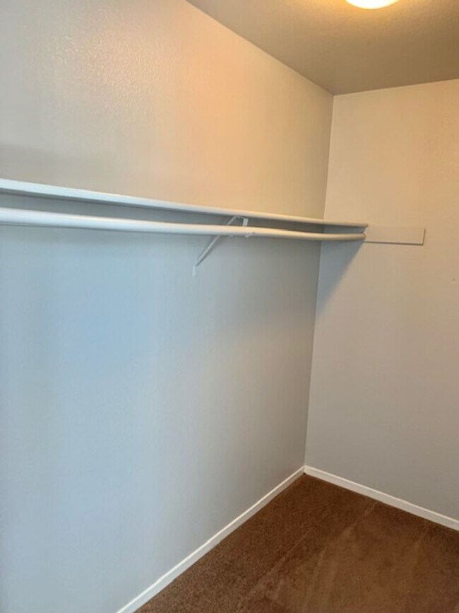 Building Photo - Tranquil 2 bed 2.5 bath Townhouse in Fairf...