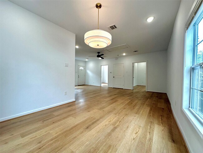 Building Photo - 808 Oakhurst St