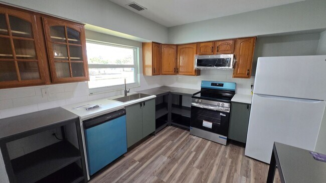 Building Photo - Four Bedroom Pool Home - Second Floor View of Manatee River