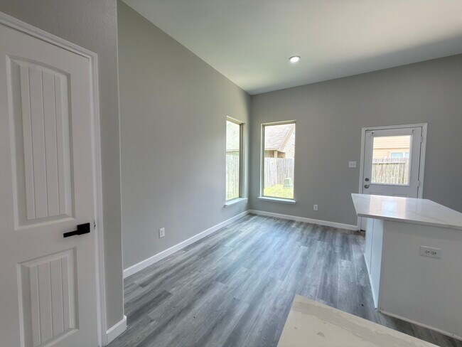 Building Photo - 9413 Savannah Holly Dr