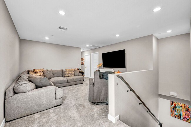 Building Photo - Spacious 5-Bedroom Home with Loft, Pool & Mountain Views