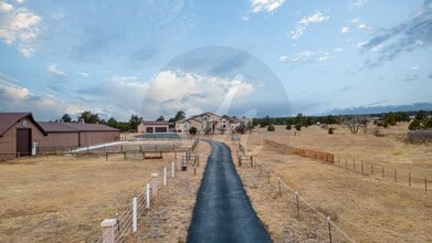 Building Photo - Country Living on 13.5 Acres