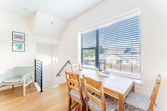 Building Photo - 1128 Chicon St