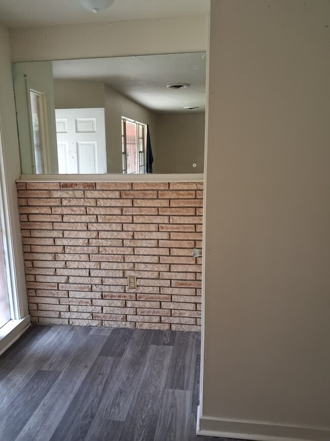 Building Photo - 1110 Shalimar Dr