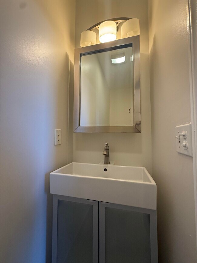 Building Photo - 9 Nesbitt St