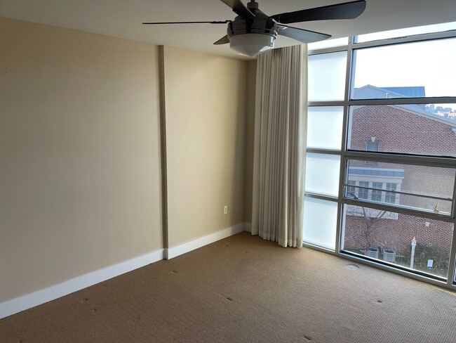 Building Photo - Luxury Condo on the Waterfront, with dedic...