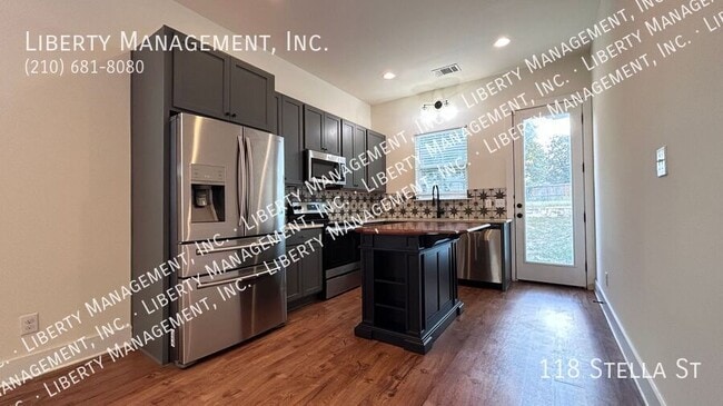 Building Photo - 118 Stella St