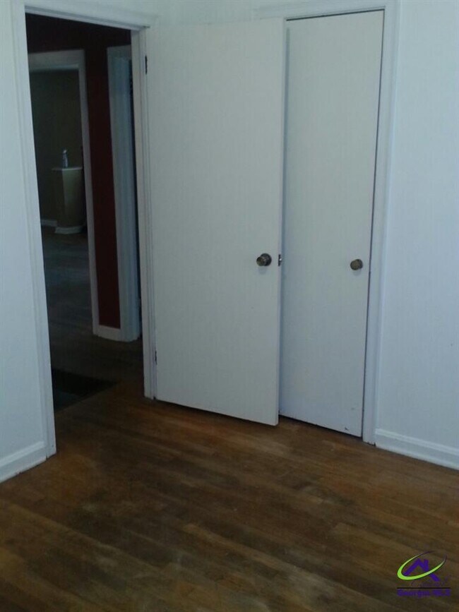 Building Photo - 323 Bernard Dr