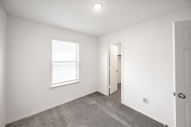 Building Photo - 448 English Oak St