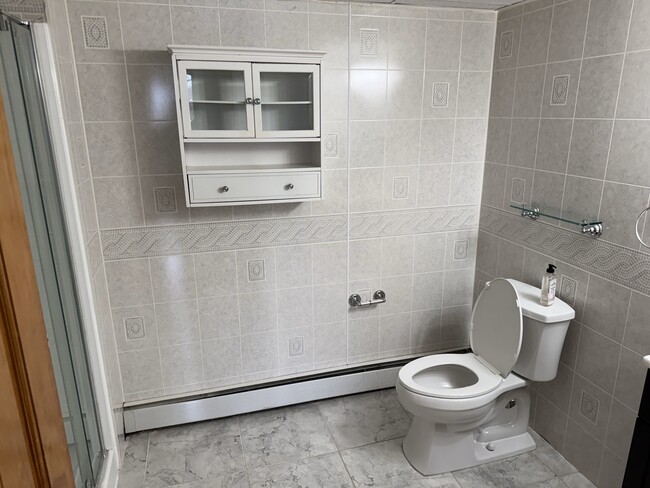 Large Suite Bathroom - 1575 W Street Rd