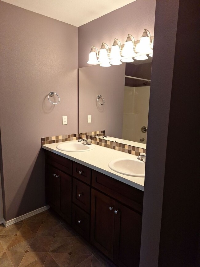 Building Photo - Central Valley Area - 2 Story Home (3Bed, 2.5 Bath)