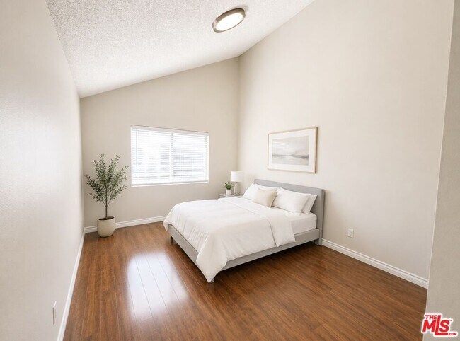 Building Photo - 8950 Serapis Ave