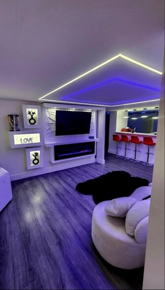 Primary Photo - 107 Summer St