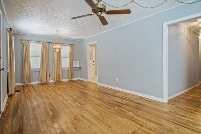 Building Photo - 433 Showalter Dr