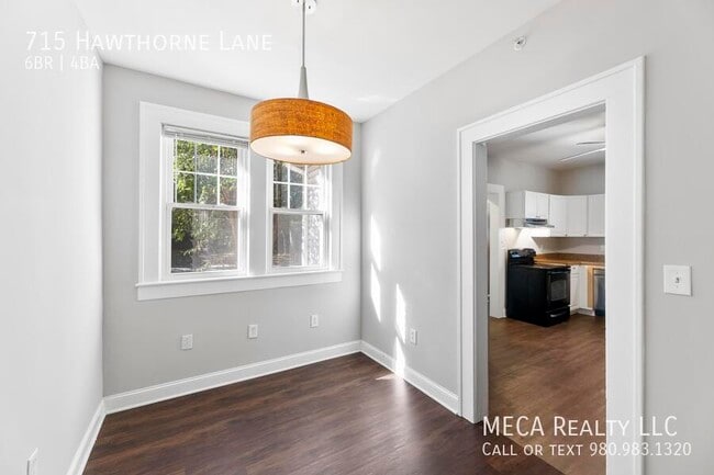 Building Photo - 715 Hawthorne Ln