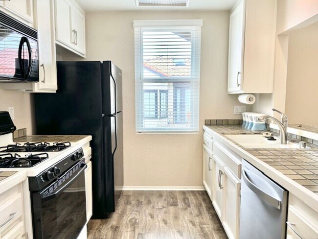 Building Photo - 2226 Martinique Ln