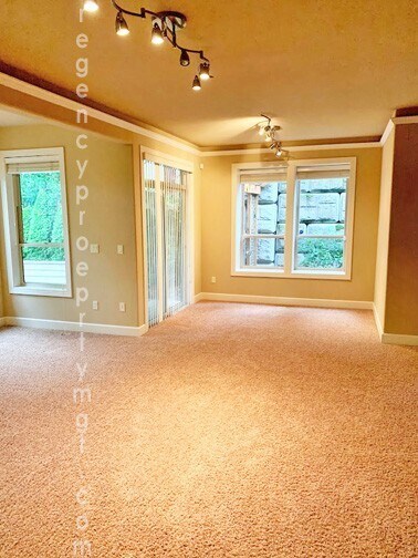 Building Photo - Entertainers dream! Spacious 4 bedroom hom...