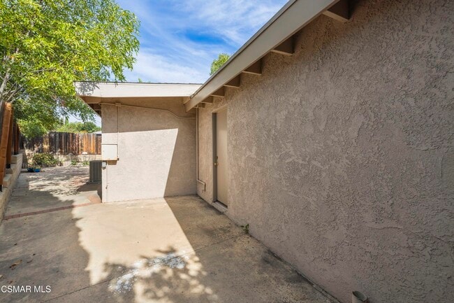 Building Photo - 865 W Hillcrest Dr