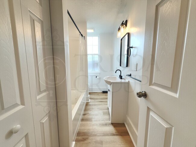 Building Photo - Avail Sept 1: 2BR Apt in Beechview, South Hills.  BEAUTIFUL design, Laminate Floors, AC, Pets OK,...