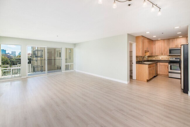 Building Photo - Beautiful Bankers Hill 2 bedroom condo