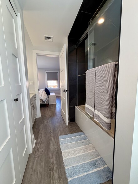 Building Photo - 502 12th Ave