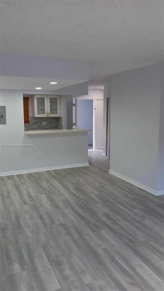 Building Photo - 9375 Fontainebleau Blvd