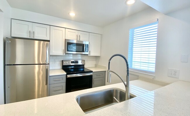 Building Photo - Alki 7