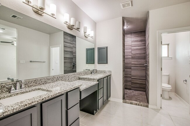 Building Photo - Beautiful  House 3 beds/3 baths. This Prop...
