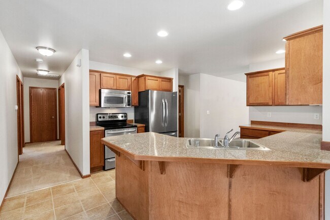 Building Photo - 3 Bed 2 Bath - Excellent Condition - NAS W...