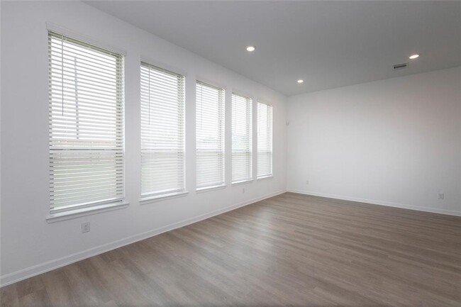 Building Photo - 4022 Balboa Dr