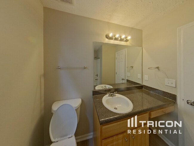 Building Photo - 9521 Lakeview Rd