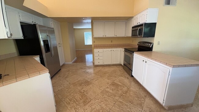 Building Photo - 649 Daffodil Dr