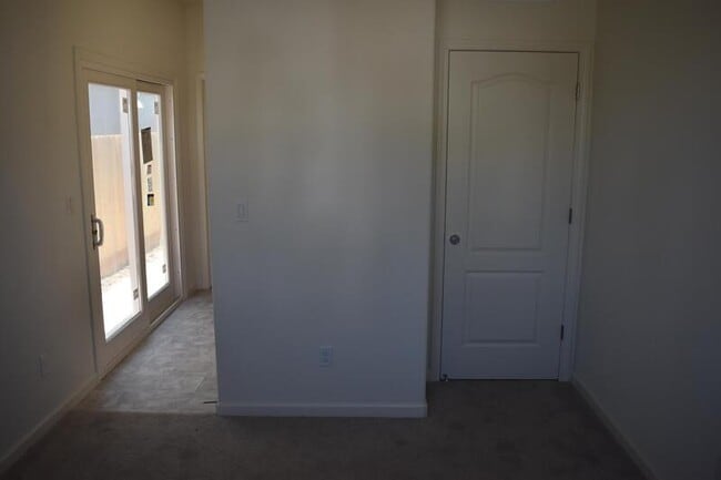 Building Photo - 4284 Lasalle Dr