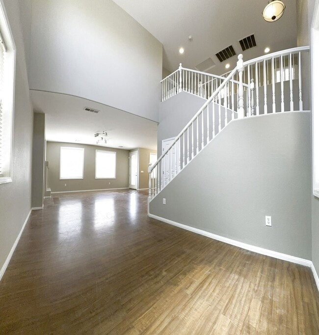 Building Photo - Vaulted Ceiling Home, Gated Community w/ P...