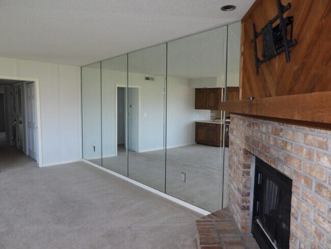 Building Photo - 4230 Pinehurst Cir
