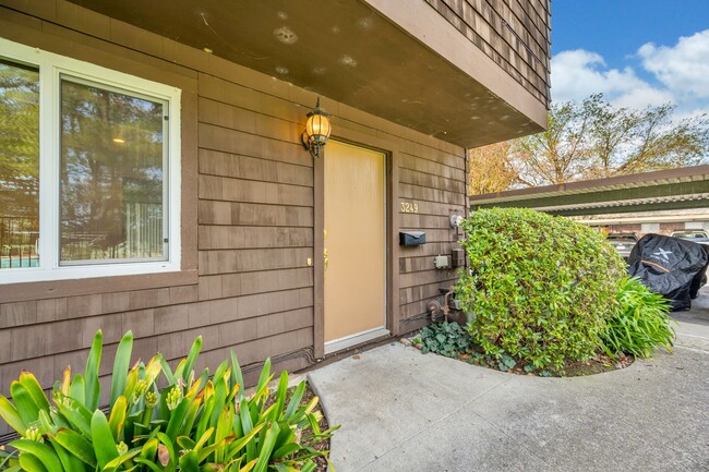 Building Photo - Spacious 4-Bedroom, 2.5-Bath Townhouse Clo...