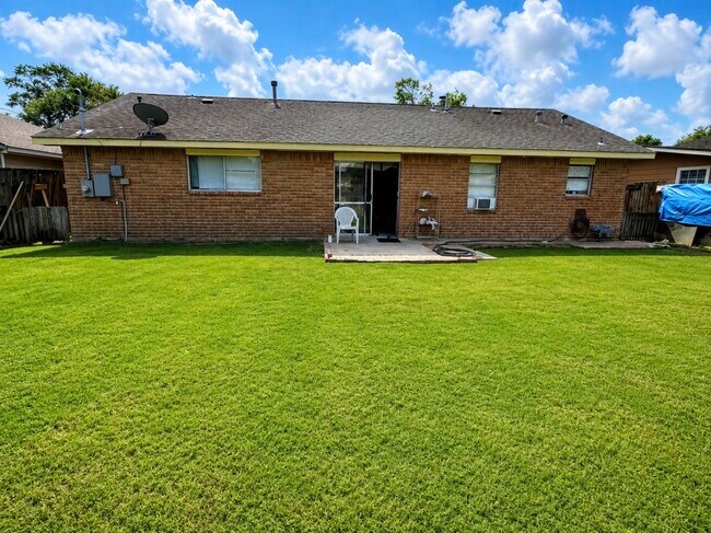 Building Photo - 5519 Mendota Ln
