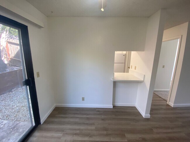 Building Photo - Remodeled 2 Bedroom Apartment - La Tierra Garden Apartements