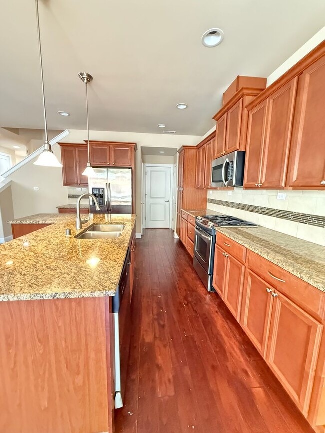 Building Photo - New! 3BD/2.5BTH Modern Townhouse in Greekb...